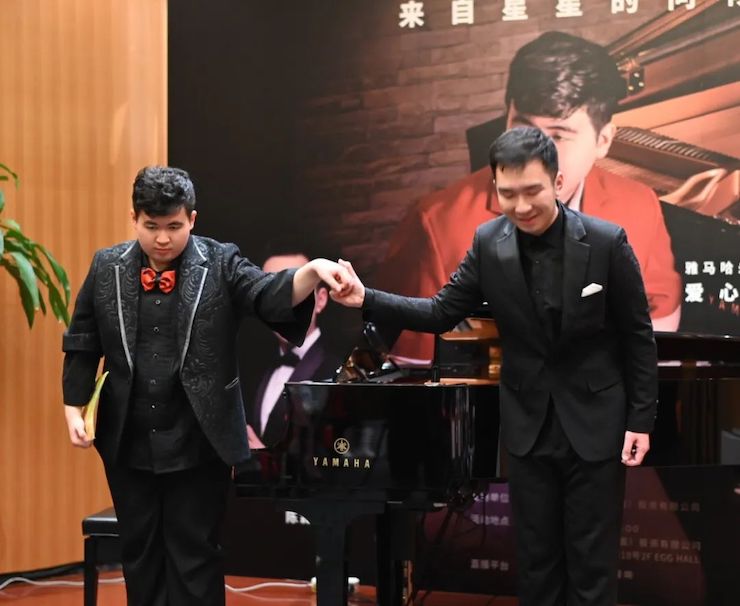 音乐双子星，点亮冬日激情！——热博未来艺术家刘明康爱心公益音乐沙龙
