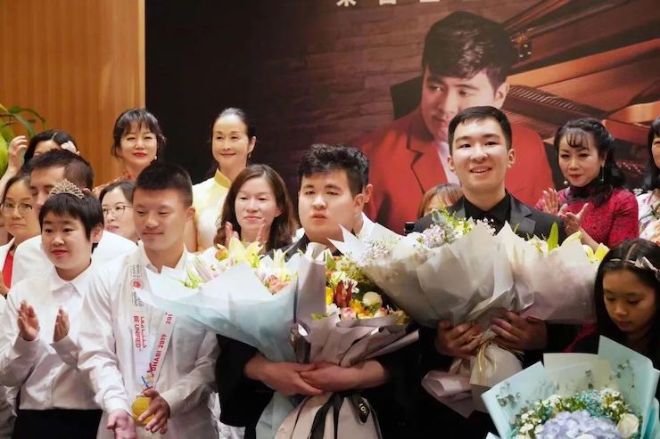 音乐双子星，点亮冬日激情！——热博未来艺术家刘明康爱心公益音乐沙龙